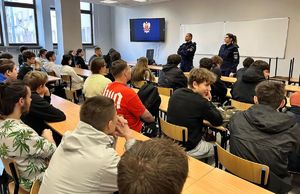 Policjanci na spotkaniu z młodzieżą