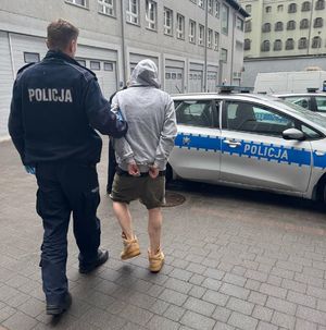 Policjant i zatrzymana kobieta