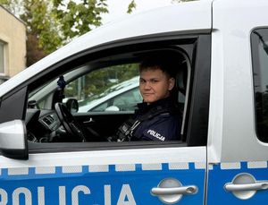 Policjant w radiowozie