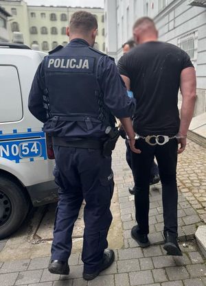 Policjanci i zatrzymany mężczyzna