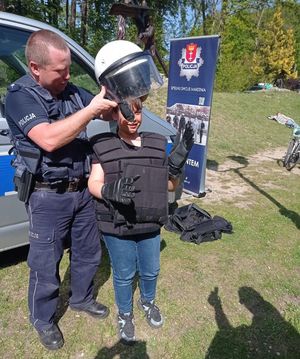 Policjanci na festynie
