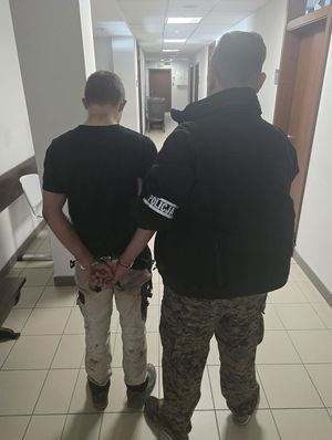 Policjant i zatrzymany mężczyzna
