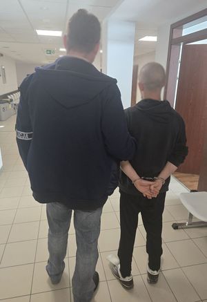 Policjant i zatrzymany mężczyzna