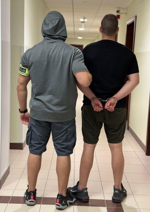 Policjant i zatrzymany mężczyzna