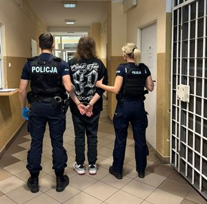 Policjanci i zatrzymany mężczyzna
