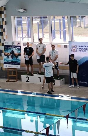 Osoby na podium - zawody pływackie