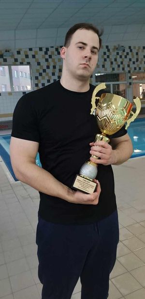Policjant trzyma puchar