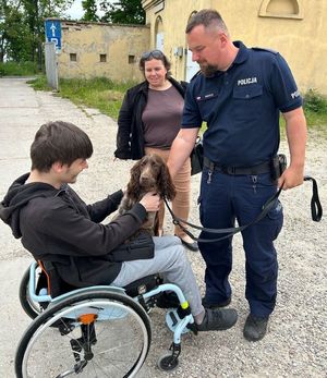 Policjanci na dniu otwartym liceum
