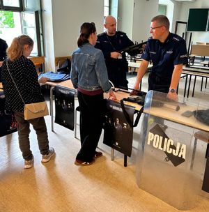 Policjanci na dniu otwartym liceum