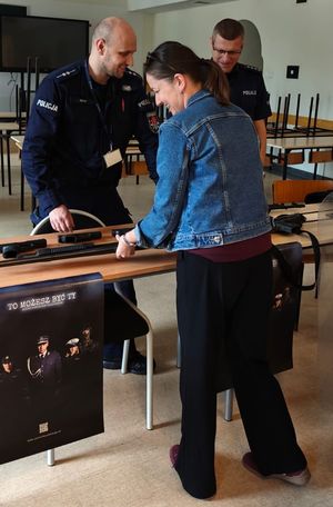 Policjanci na dniu otwartym liceum