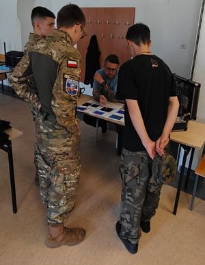 Policjanci na dniu otwartym liceum