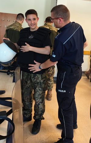 Policjanci na dniu otwartym liceum