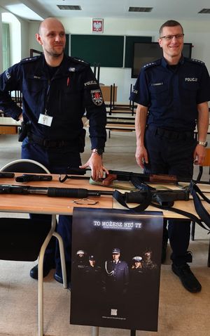 Policjanci na dniu otwartym liceum
