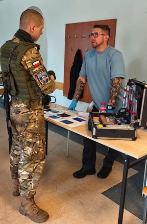 Policjanci na dniu otwartym liceum