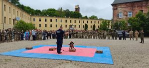 Policjanci na dniu otwartym liceum