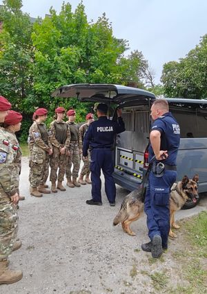 Policjanci na dniu otwartym liceum