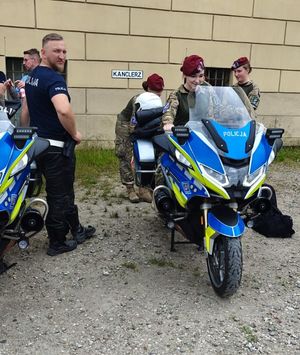 Policjanci na dniu otwartym liceum