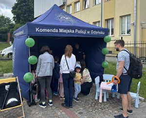 Policjanci na festynie
