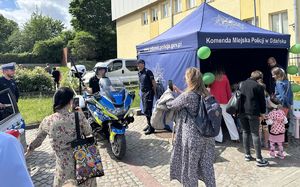 Policjanci na festynie