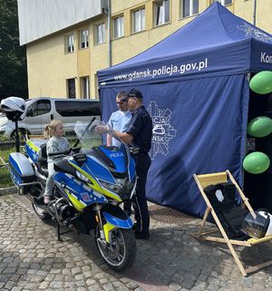 Policjanci na festynie