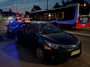 Pojazd zatrzymany do kontroli i nieoznakowany radiowóz