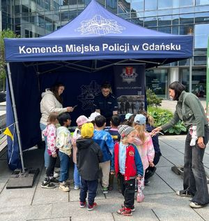Policjanci na festynie