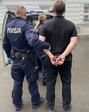 Policjanci i zatrzymany mężczyzna