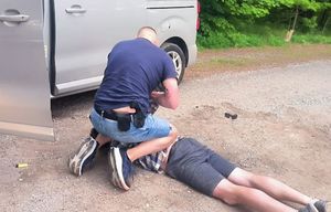 Policjant zatrzymuje sprawcę