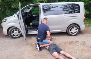 Policjant zatrzymuje sprawcę