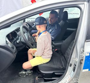 Policjanci na festynie