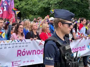 Policjanci zabezpieczają marsz