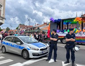 Policjanci zabezpieczają marsz