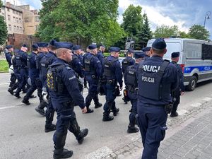 Policjanci zabezpieczają marsz