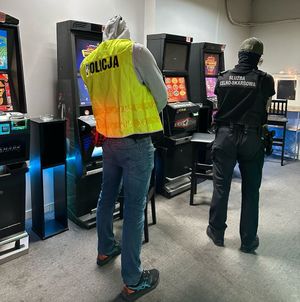 Policjanci zabezpieczają automaty