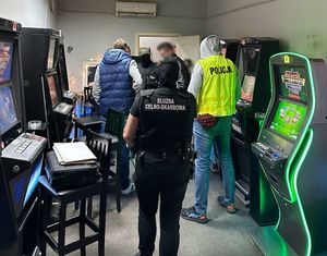 Policjanci zabezpieczają automaty