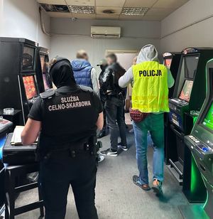 Policjanci zabezpieczają automaty