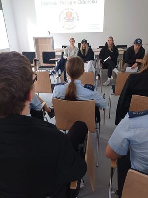 Uczniowie podczas zajęć na auli