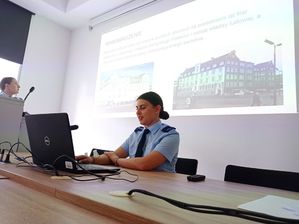 Uczniowie podczas zajęć na auli