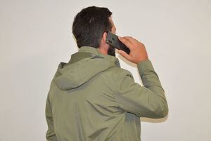 Mężczyzna rozmawia przez telefon