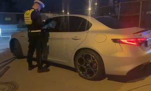 Policjant i auto zatrzymane do kontroli