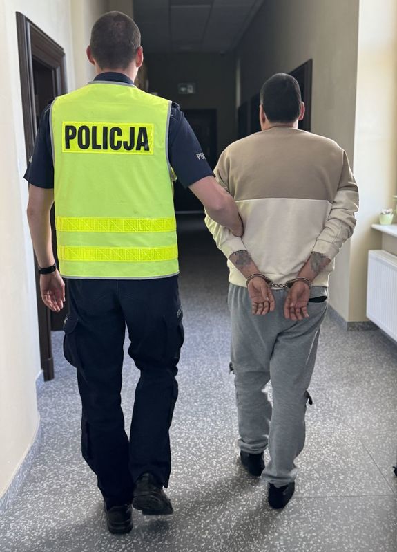 Policjant i zatrzymany mężczyzna