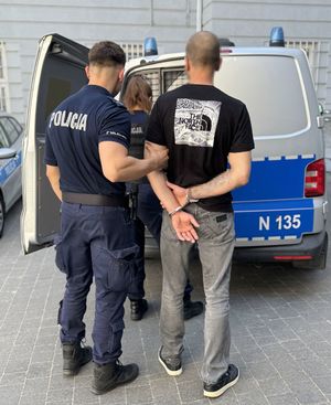 Policjanci i zatrzymany mężczyzna