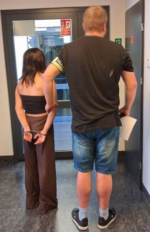Policjant i zatrzymana kobieta