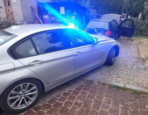 Radiowóz i pojazd zatrzymany do kontroli
