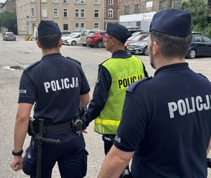 Policjanci patrolują miasto