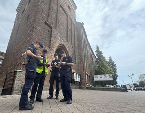 Policjanci patrolują miasto