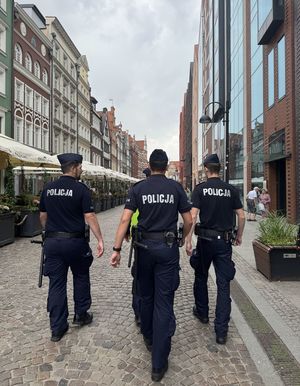 Policjanci patrolują miasto