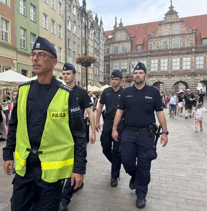 Policjanci patrolują miasto