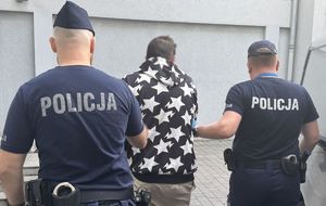 Policjanci i zatrzymany mężczyzna