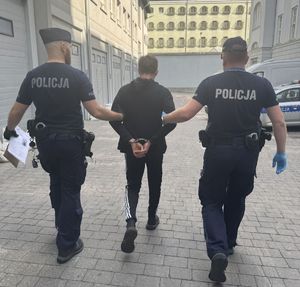 Policjanci i zatrzymany mężczyzna